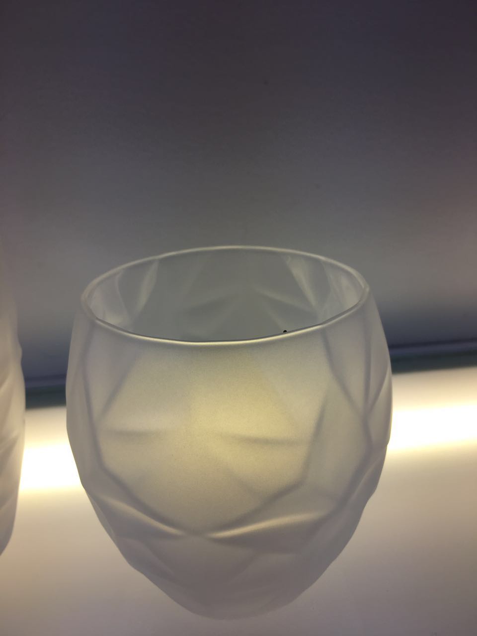 Application of the water-based glass/metal baking paint on glassware